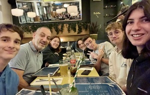 Antoine Marseille, Guillaume Gillet , Margane, Maël Bernard, Louis Charmetant et Noémie Réocreux au restau dimanche soir avant l'épreuve M17.