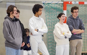 Le groupe des M17 (Théolan, Ryan, Maël) avec Noémie Reocreux (Coach) encourage Antoine Marseille en train de tirer.