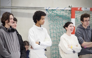 Le groupe des M17 (Théolan, Ryan, Maël) avec Noémie Reocreux (Coach) encourage Antoine Marseille en train de tirer.