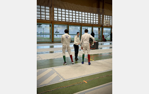 Noémie en capitaine d'équipe pour le tournoi d'Annonay (avec ici Théolan Vildrac et Maël Bernard).