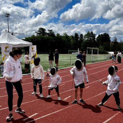 Noémie Réocreux en pleine initiation lors de la journée de l'olympisme.