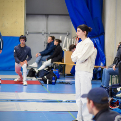 Noémie Reocreux concentré sur les tireurs.
