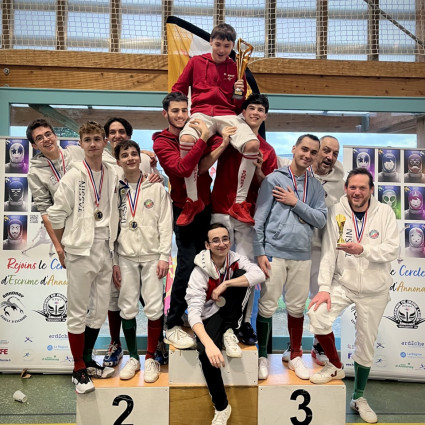 Nos deux équipes sur le podium (2eme et 3eme Place)
Louis Charmetant, Maël Bernard, Antoine Marseille, Théolan Vildrac pour l'équipe 1 et Antoine Gillet, Guillaume Gillet et Julien-Cédric Vildrac pour l'équipe 2. Noémie Réocreux en capitaine de l''équipe 1.
