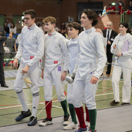 les  M17 : Maël Bernard, Louis Charmetant, Antoine Marseille Théolan Vildrac, et Noémie Reocreux (Coach / Capitaine) et - Chpts France M17 - Arras 2025 (Credit Photo : Gicquel G.)